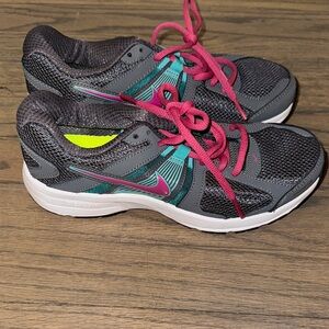 Nike Women's Black and Pink Athletic Shoes